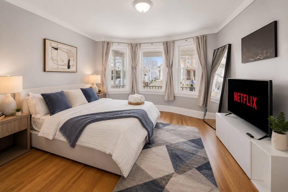 3BR Home Near NYC KING Bed, Sleeps 8 + Parking House in Bayonne