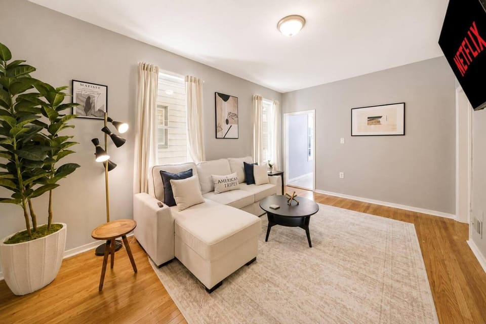 3BR Home Near NYC KING Bed, Sleeps 8 + Parking House in Bayonne