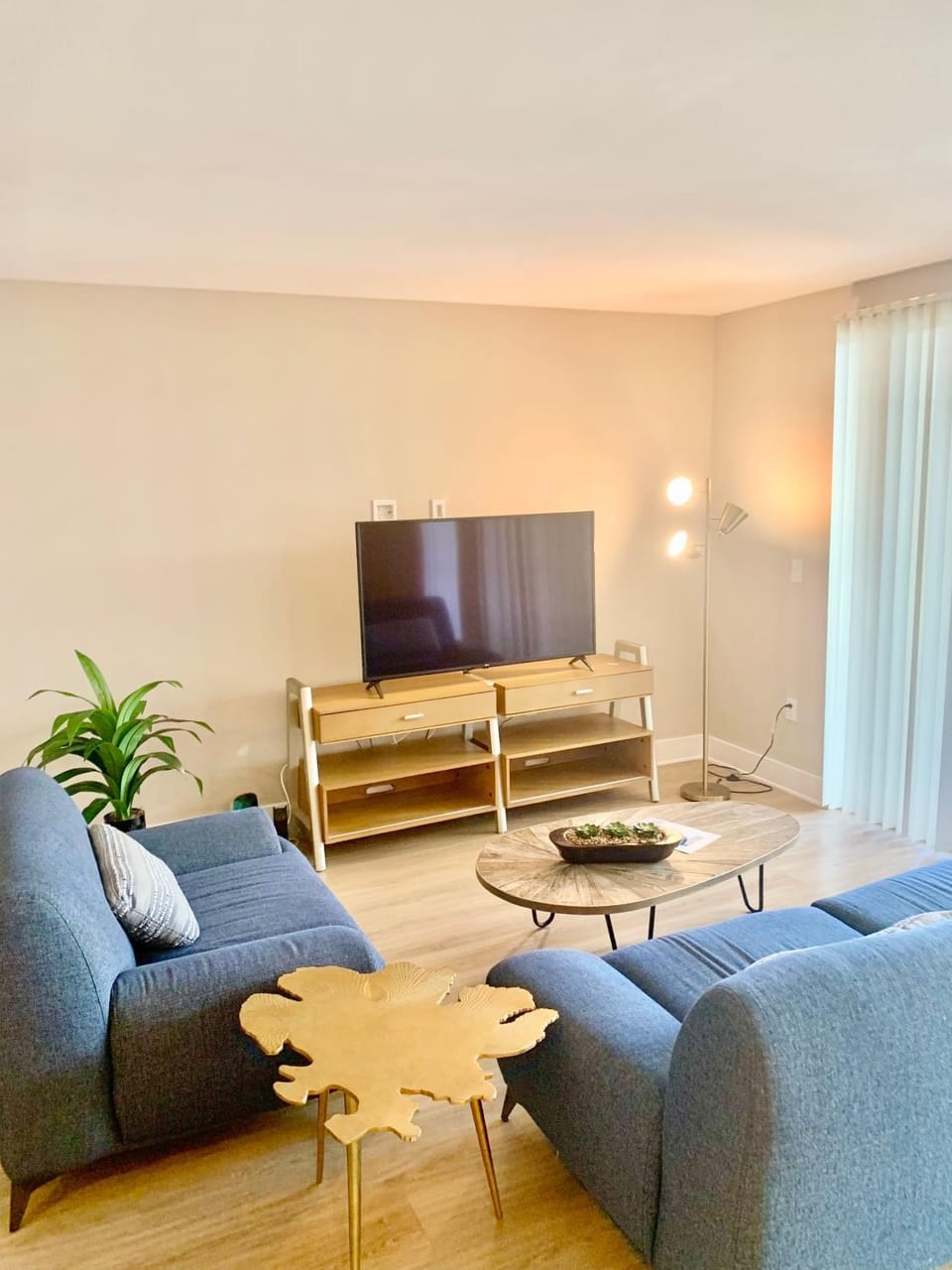 TV and multimedia, Living room, Seating area, Evening entertainment