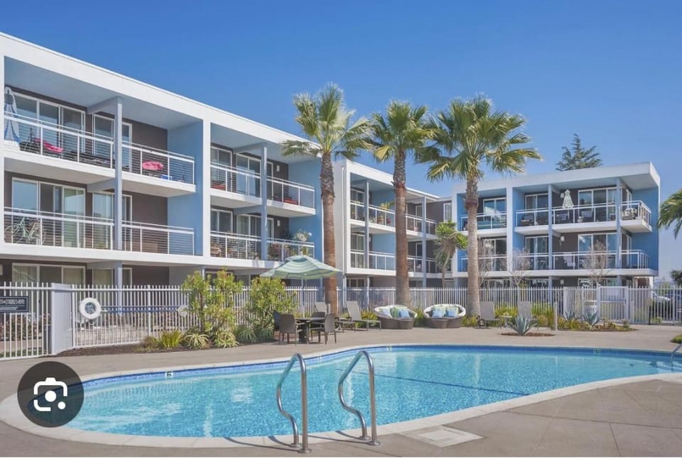 Property building, Day, Pool view, Swimming pool, sunbed
