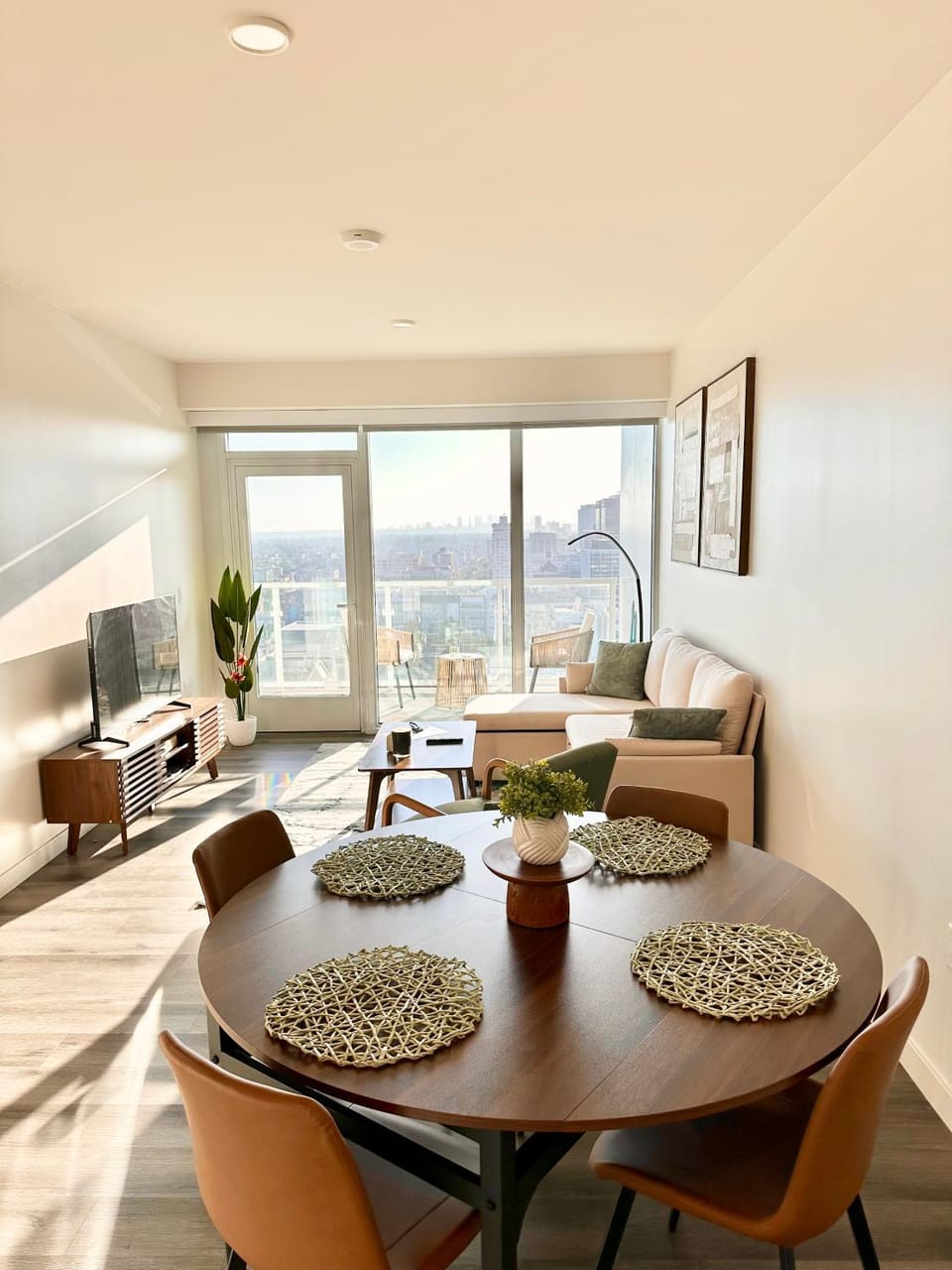 Natural landscape, TV and multimedia, Living room, Seating area, Dining area