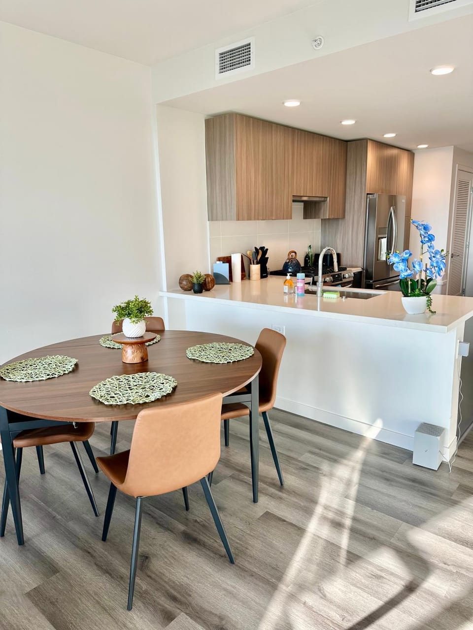 Coffee/tea facilities, Kitchen or kitchenette, Food and drinks, Dining area, stove