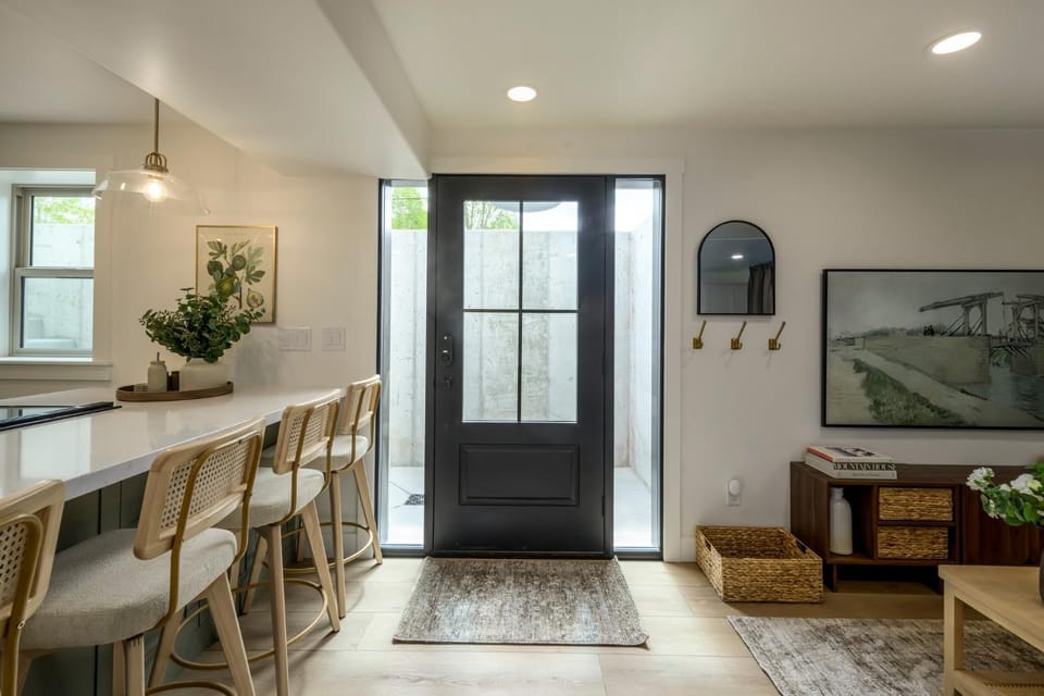 Refined Modern Suite with Round Valley Trail Access Apartment in Snyderville
