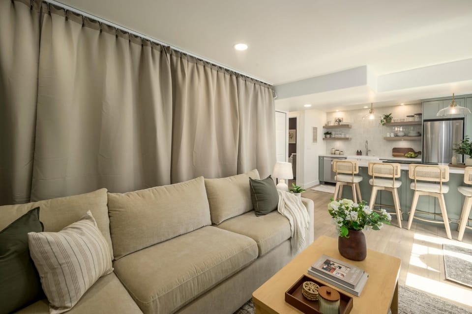 Refined Modern Suite with Round Valley Trail Access Apartment in Snyderville