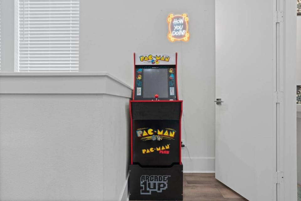 Sleeps 16+ Arcade + Laser Tag 5 min to NRG House in Harris County