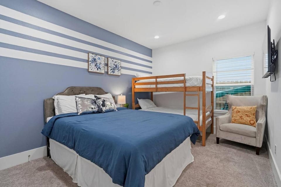 Sleeps 16+ Arcade + Laser Tag 5 min to NRG House in Harris County