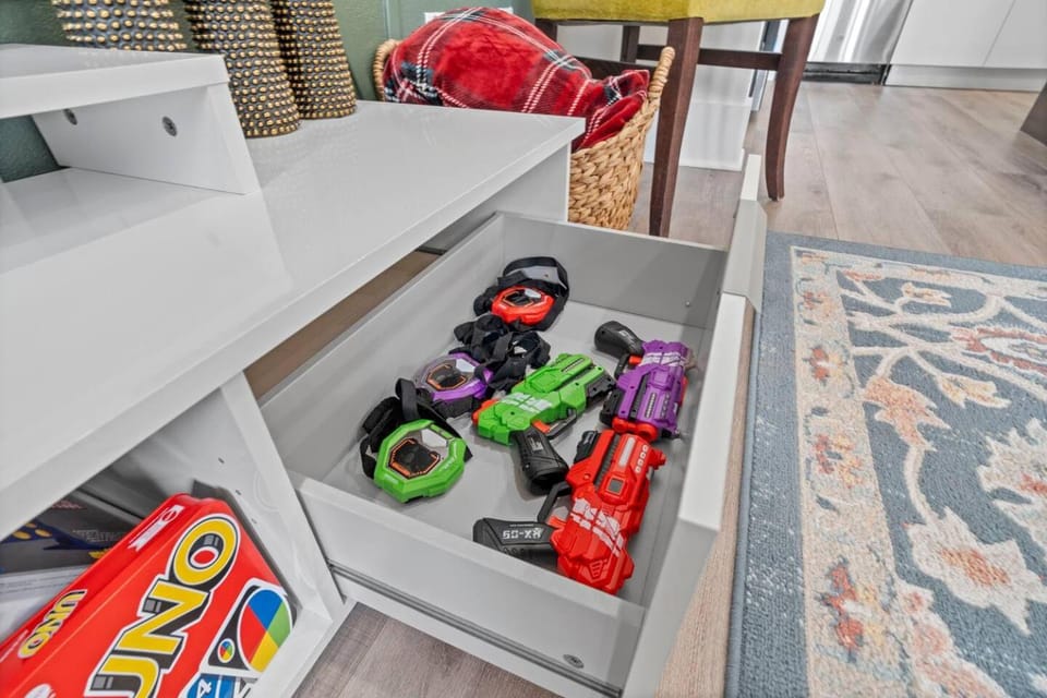 Sleeps 16+ Arcade + Laser Tag 5 min to NRG House in Harris County
