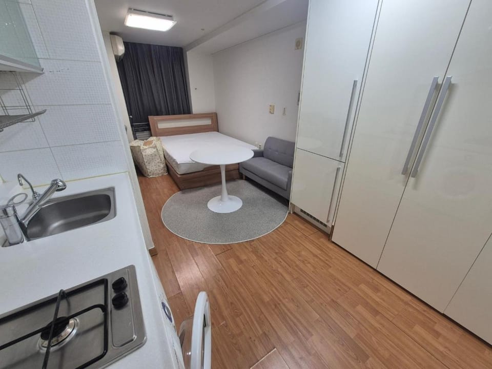 2409#SpaciousStudio #5MinToYeoksam #AirportLimousine #EasySubwayAccess #GangnamBusinessHub Apartment in Seoul