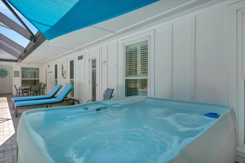 Patio, Day, Hot Tub, Balcony/Terrace, Seating area
