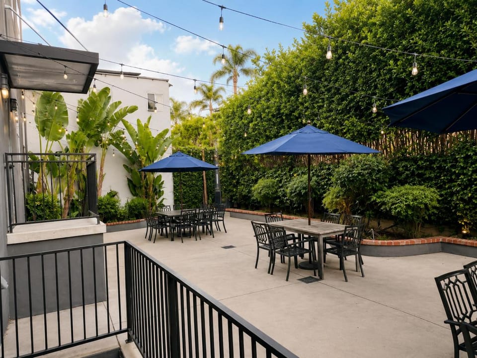 Property building, Patio, Day, Garden, Balcony/Terrace