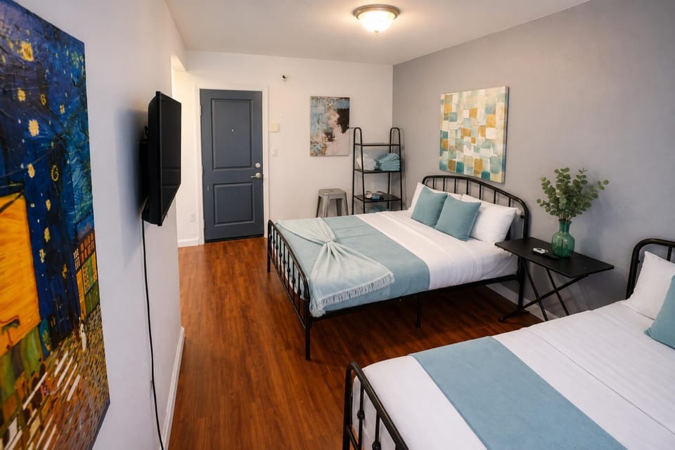 Bed, TV and multimedia, Bedroom