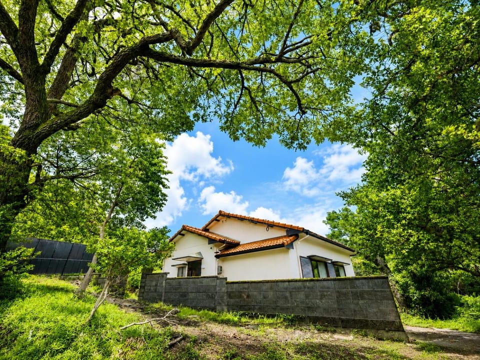 醤の郷とアートの丘で暮らすように泊まる森の一軒家 House in Japan