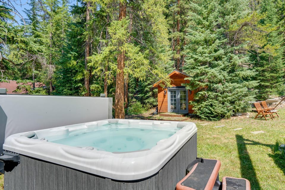 Hot Tub! Family Retreat 3 Mi to Dtwn Breckenridge House in Blue River