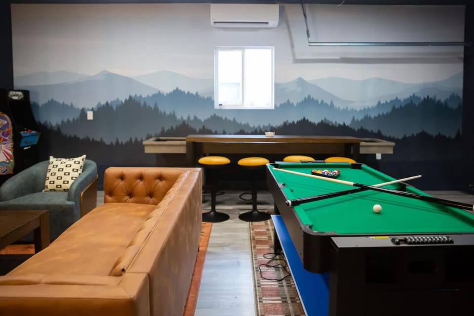 Newly Remodeled Hot Tub Fire Pit Game Room House in Northglenn