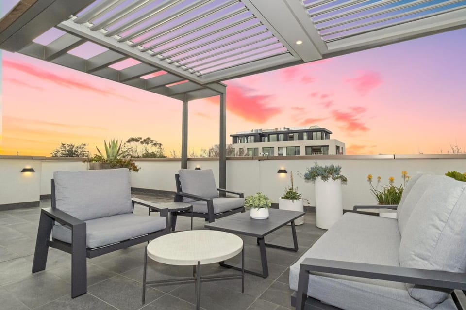 View (from property/room), Balcony/Terrace, Seating area, Sunset