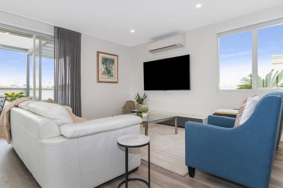 TV and multimedia, View (from property/room), Living room, Seating area
