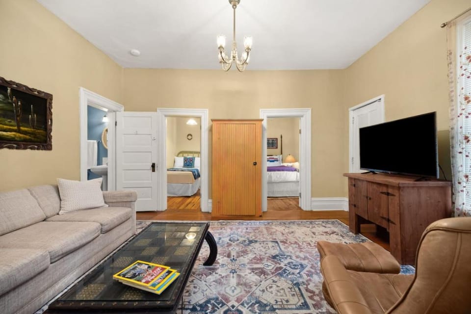 Estrella De Oro Residences Old House- Walk Downtown House in Golden