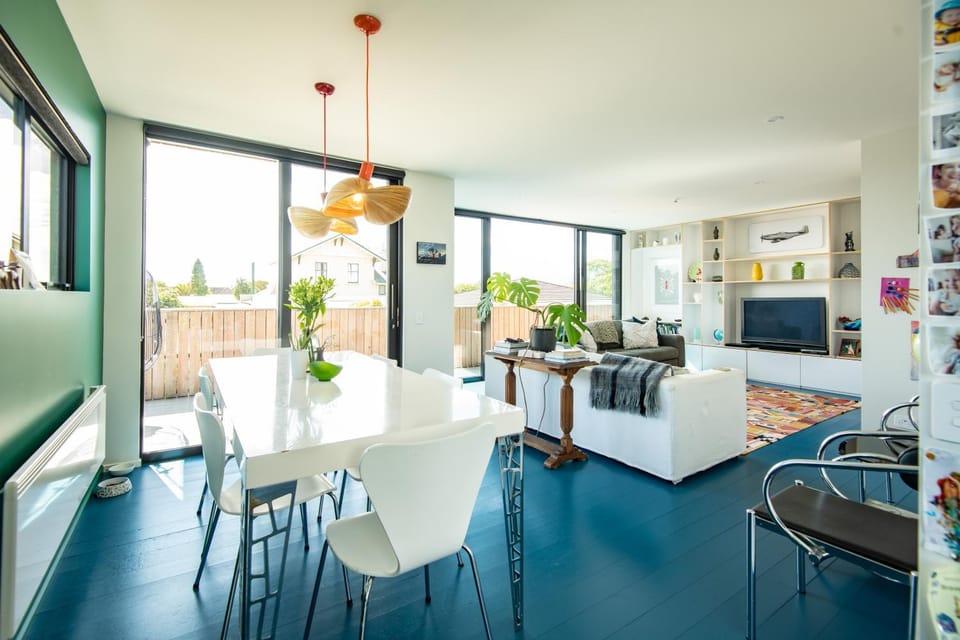 Urban Art House - Modern City Retreat with Spa Pool House in Nelson