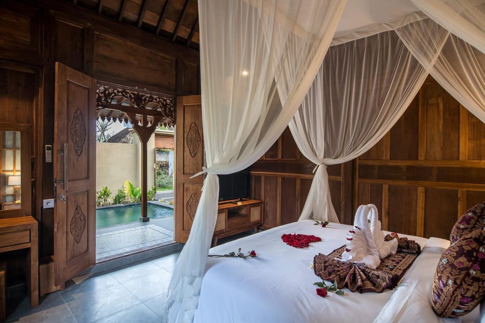 Bed, TV and multimedia, Bedroom