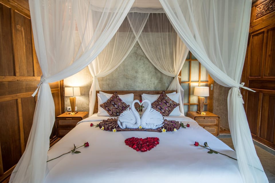 Bed, TV and multimedia, Bedroom, towels, air conditioner