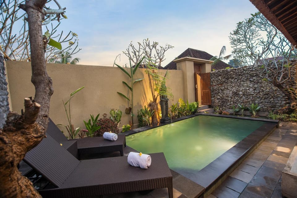 Swimming pool, towels