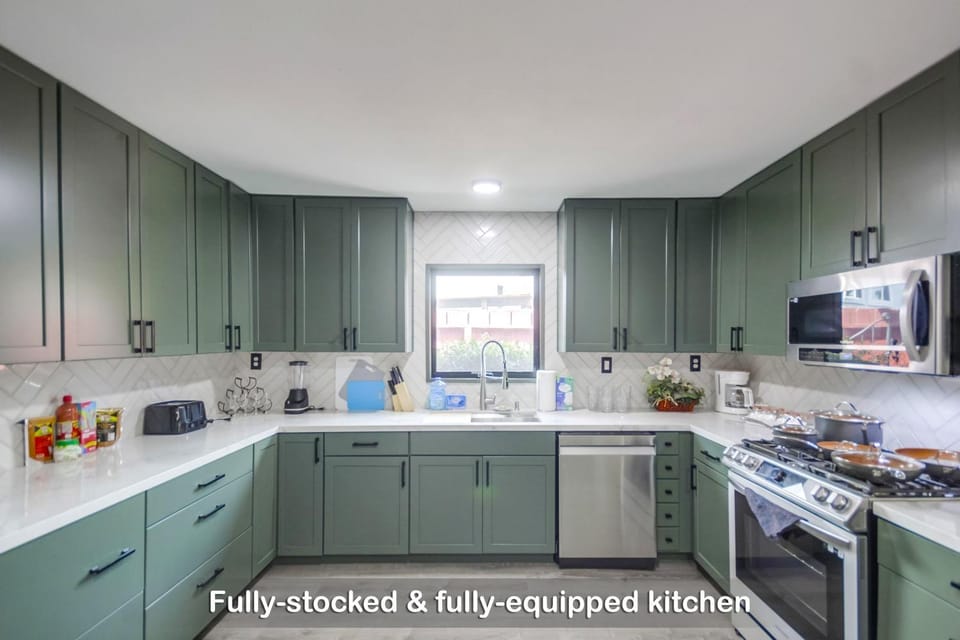 Entire Private Home with Gated Yard, 100 inch TV, 1 Gbps WiFi, 3 Bedrooms 2 Bathrooms Available Now House in San Diego