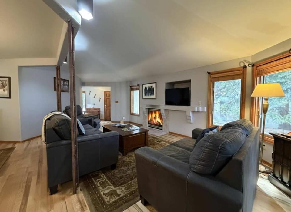 The Gore Creek Inn I Private Creek & Backyard House in Vail