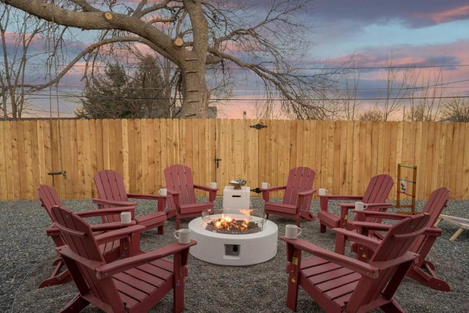 The Denver Social I Hot Tub Fire Pit & Game Room House in Thornton