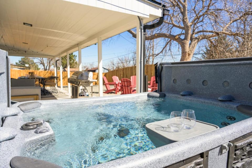 The Denver Social I Hot Tub Fire Pit & Game Room House in Thornton
