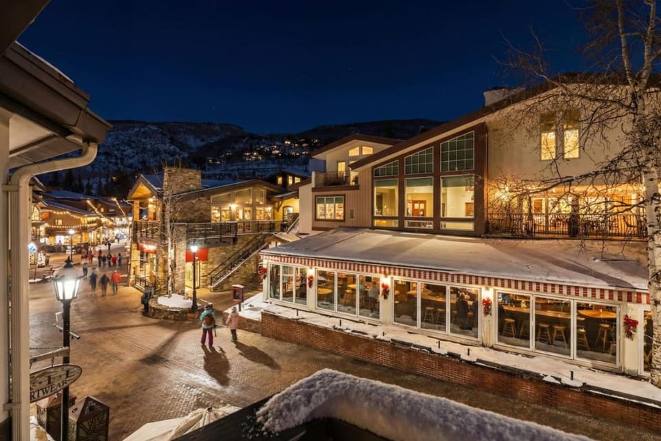 Vail Village Base I Walk to Gondola Shops I Hot Tub House in Vail