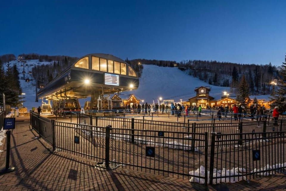 Vail Village Base I Walk to Gondola Shops I Hot Tub House in Vail