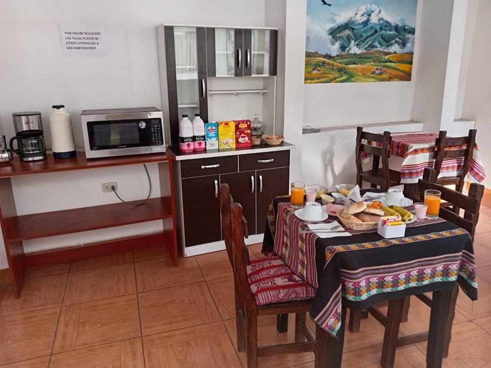 Coffee/tea facilities, Kitchen or kitchenette, Food and drinks, Dining area, Food, oven, stove, toaster