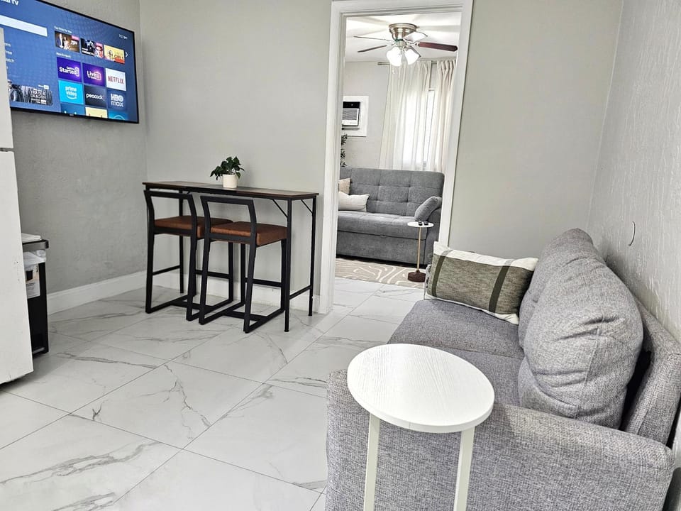 Miami Gardens Cozy 2-Bedroom Private Guesthouse House in Miami Gardens