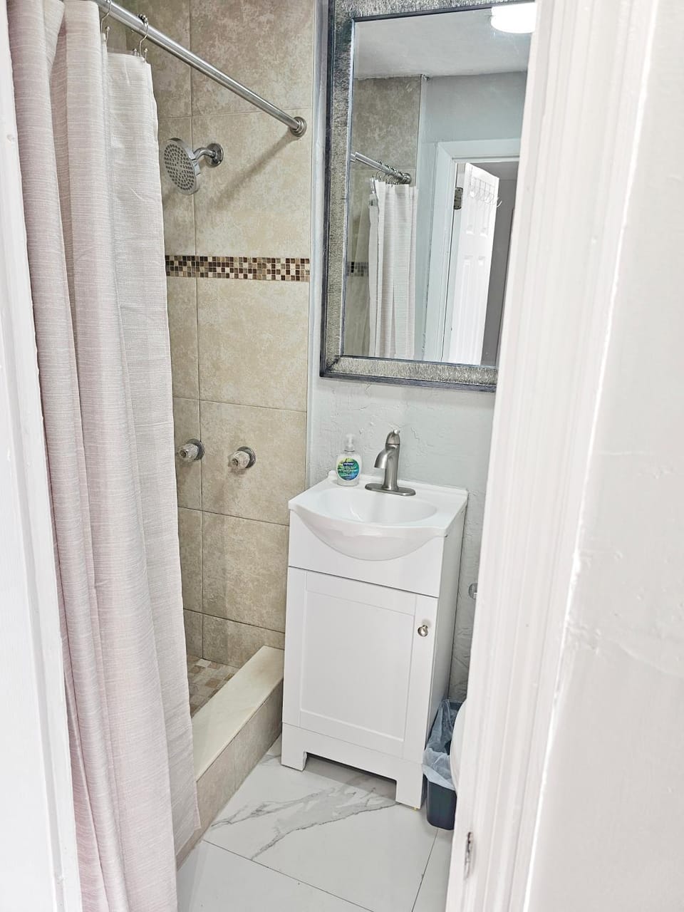 Miami Gardens Cozy 2-Bedroom Private Guesthouse House in Miami Gardens