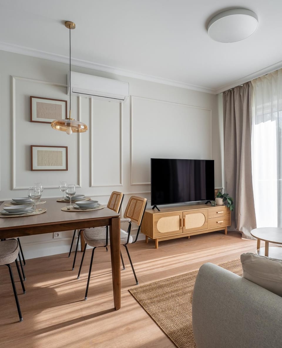 Communal lounge/ TV room, TV and multimedia, Living room, Seating area, Dining area, Evening entertainment