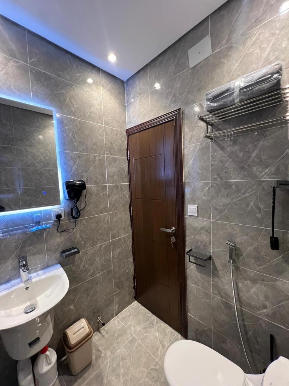 Toilet, towels