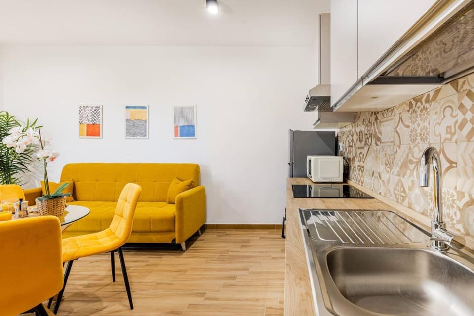Kitchen or kitchenette, Living room, Seating area, kitchen