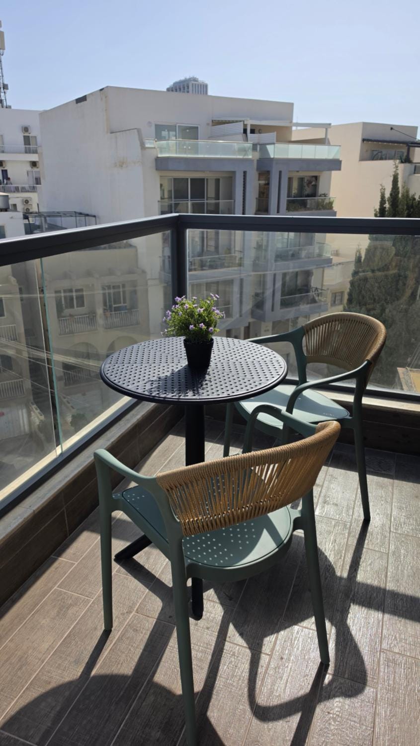 Modern Studio 10 mins walk to St Julians Apartment in Saint Julians