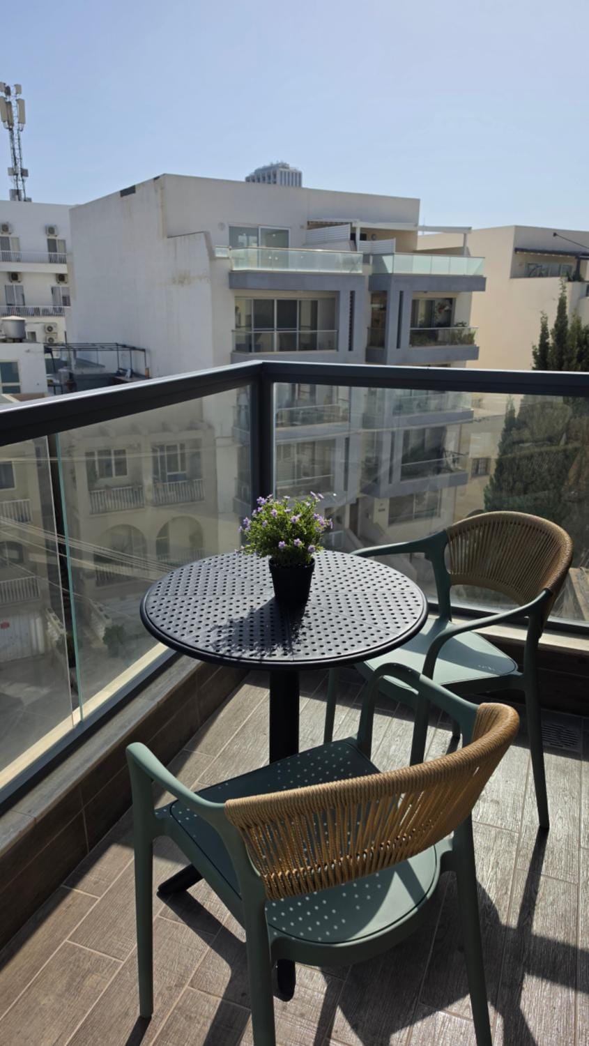 Modern Studio 10 mins walk to St Julians Apartment in Saint Julians