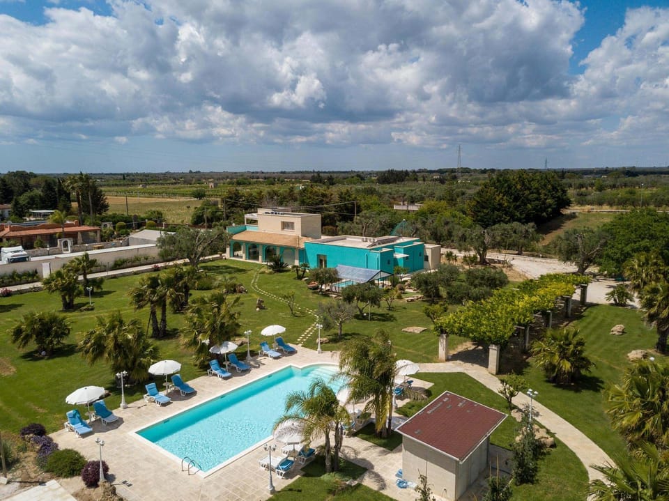 Property building, Day, Natural landscape, Bird's eye view, Pool view, Swimming pool, sunbed