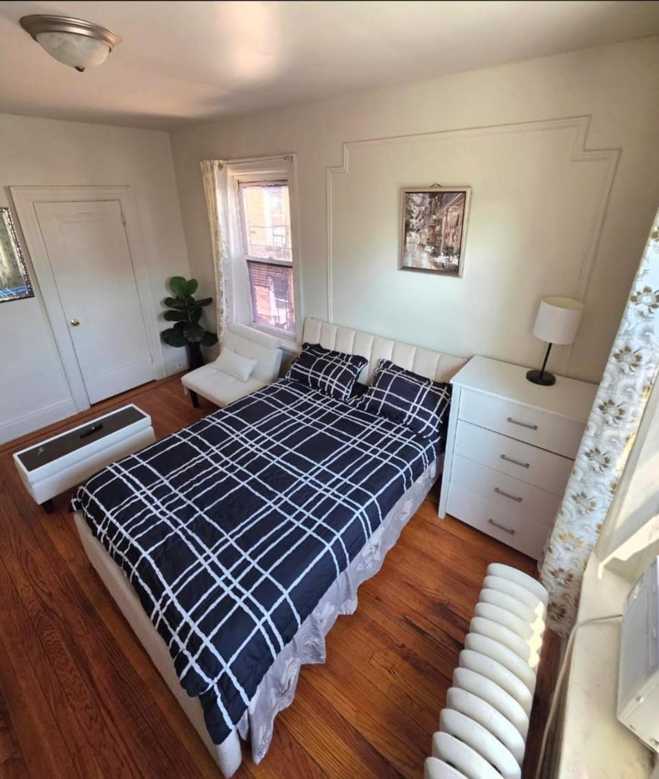 Habitación Práctica con TV 60 ,Nevera y Horno en Zona Comercial muy activa Vacation rental in Paterson