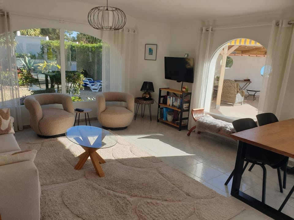 TV and multimedia, Living room, Other, Floor plan, Dining area