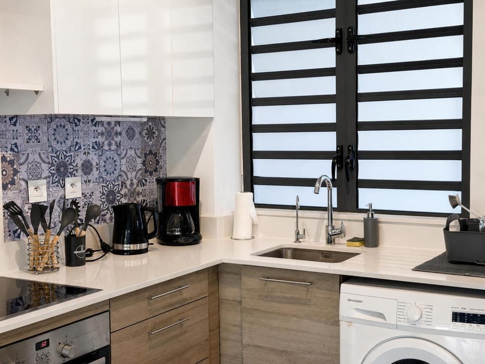 Coffee/tea facilities, Kitchen or kitchenette, stove, toaster