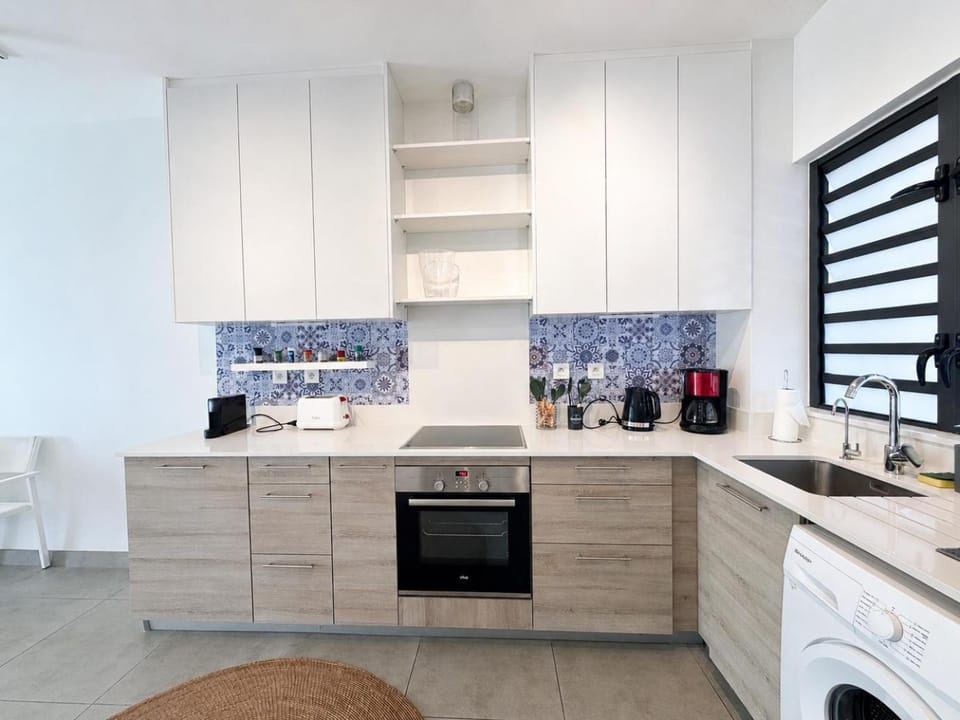 Coffee/tea facilities, Kitchen or kitchenette, oven, toaster