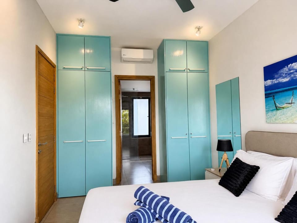 Bed, Photo of the whole room, Bedroom, wardrobe, air conditioner