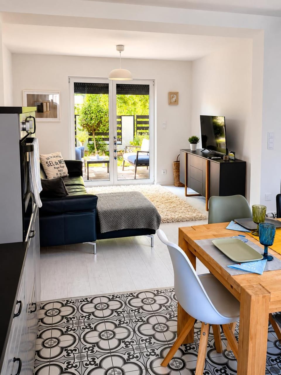 Kitchen or kitchenette, Seating area, Dining area