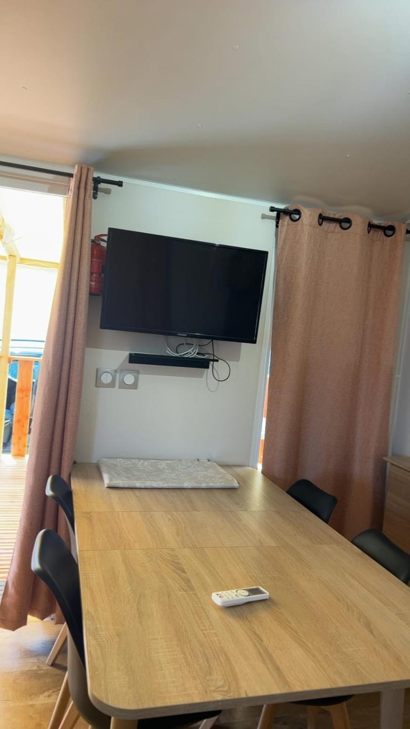 Mobilhome 3ch - 8per - grande terrasse House in Canet-en-Roussillon