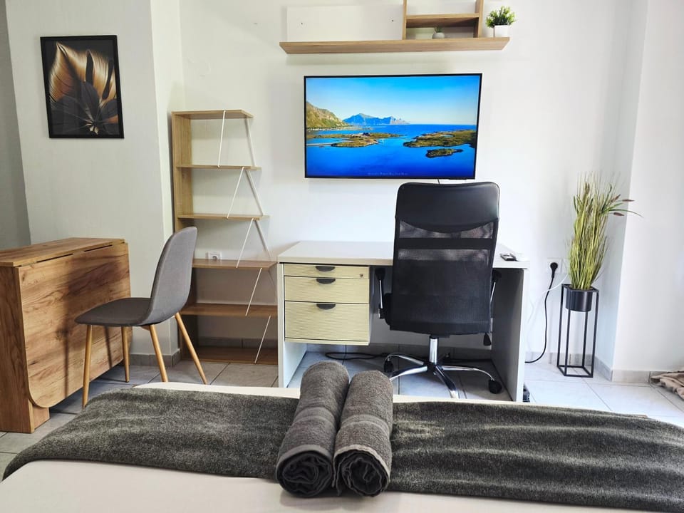 The Garden Studio - Spacious Balcony Apartment in Greece