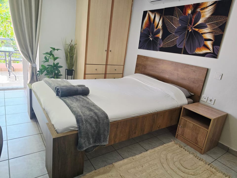 The Garden Studio - Spacious Balcony Apartment in Greece