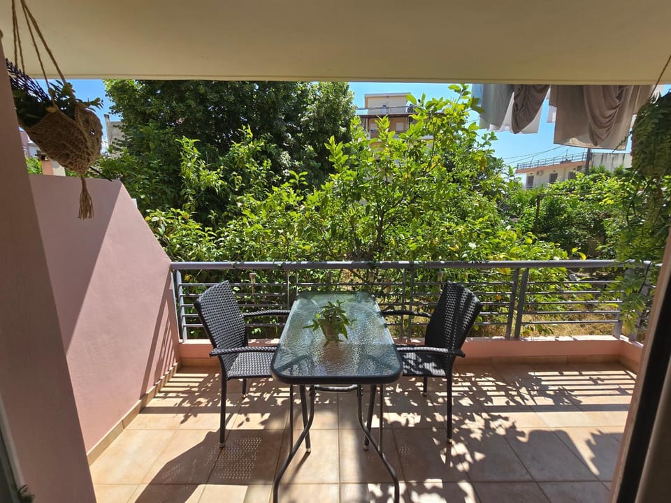 The Garden Studio - Spacious Balcony Apartment in Greece
